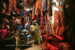 Image du Maroc Professionnelle de  En poursuivant la rue du Souk Semmarine jusqu’au Souk Ejald (Cuire), sur cette pittoresque allée marchande où l’on retrouve principalement des bazars, marchands de tapis et kilims. Dans ces lieus on éprouve de l’admiration pour ces produits d’artisanats du Maroc, le 15 Novembre 2005.  (Photo / Abdeljalil Bounhar) 